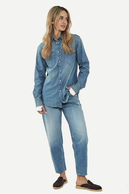 חולצת ג׳ינס בצבע כחול