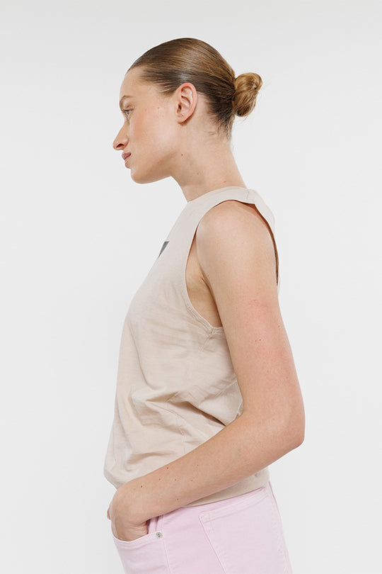 גופיית לוגו בצבע בז'