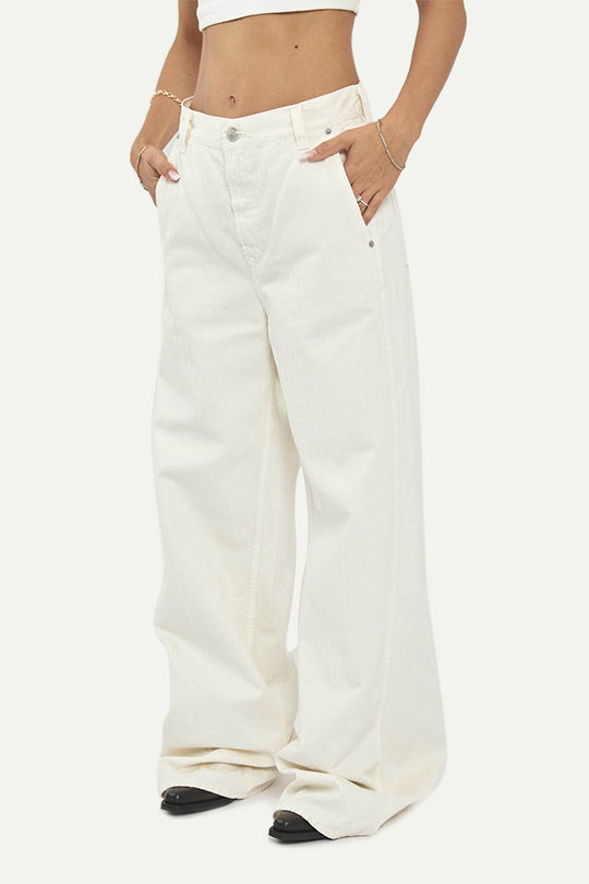 ג'ינס לנשים בגזרה רחבה בצבע שמנת