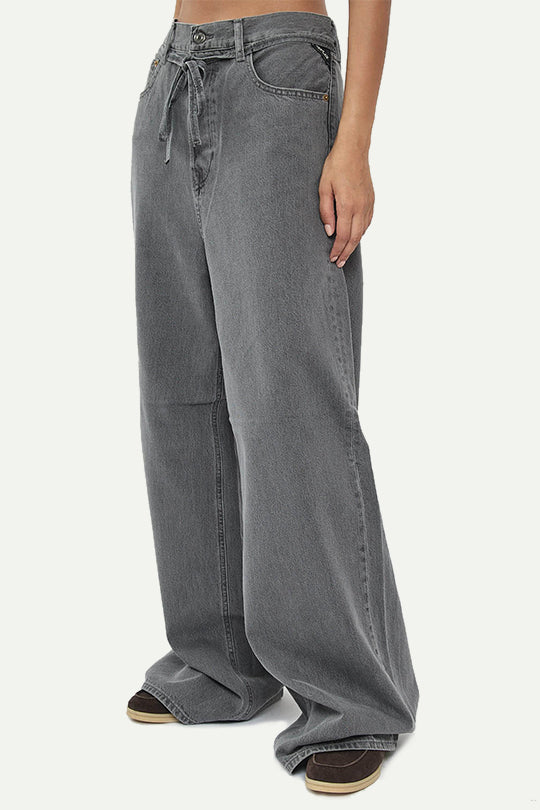 ג׳ינס רחב עם קשירה במותן בצבע אפור