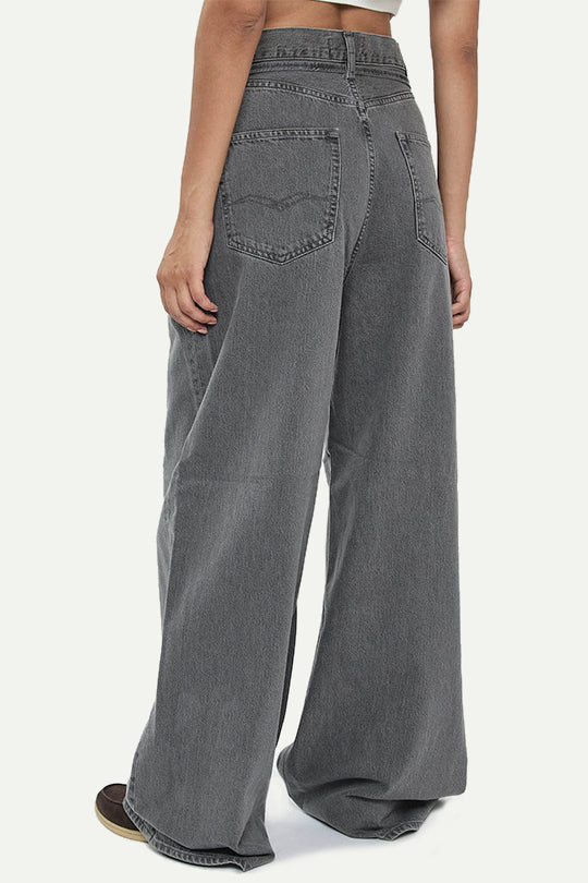 ג׳ינס רחב עם קשירה במותן בצבע אפור