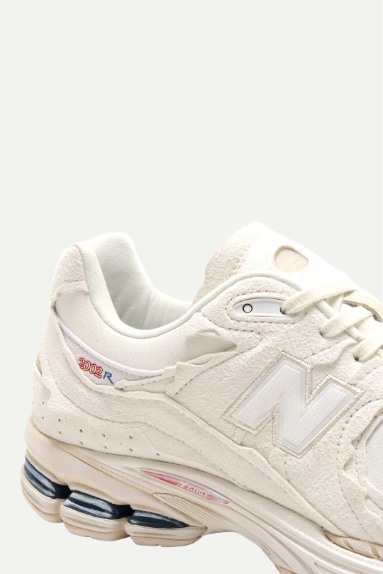 נעלי סניקרס M2002 בצבע לבן