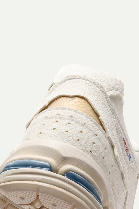 נעלי סניקרס M2002 בצבע לבן