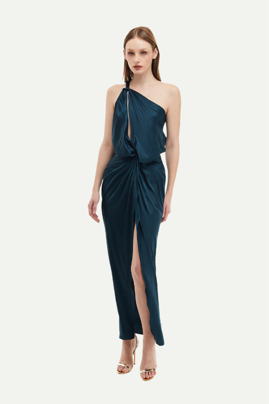 בשמלת מקסי אסימטרית בצבע טורקיז