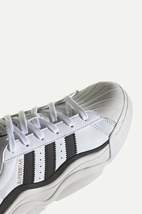 נעלי סניקרס Superstar Millencon W בצבע לבן - Adidas