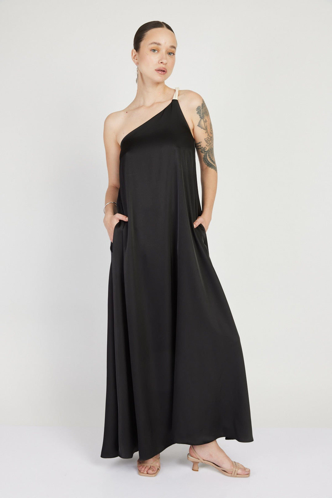 שמלת רודאו וואן שולדר בצבע שחור - Razili X Noritamy