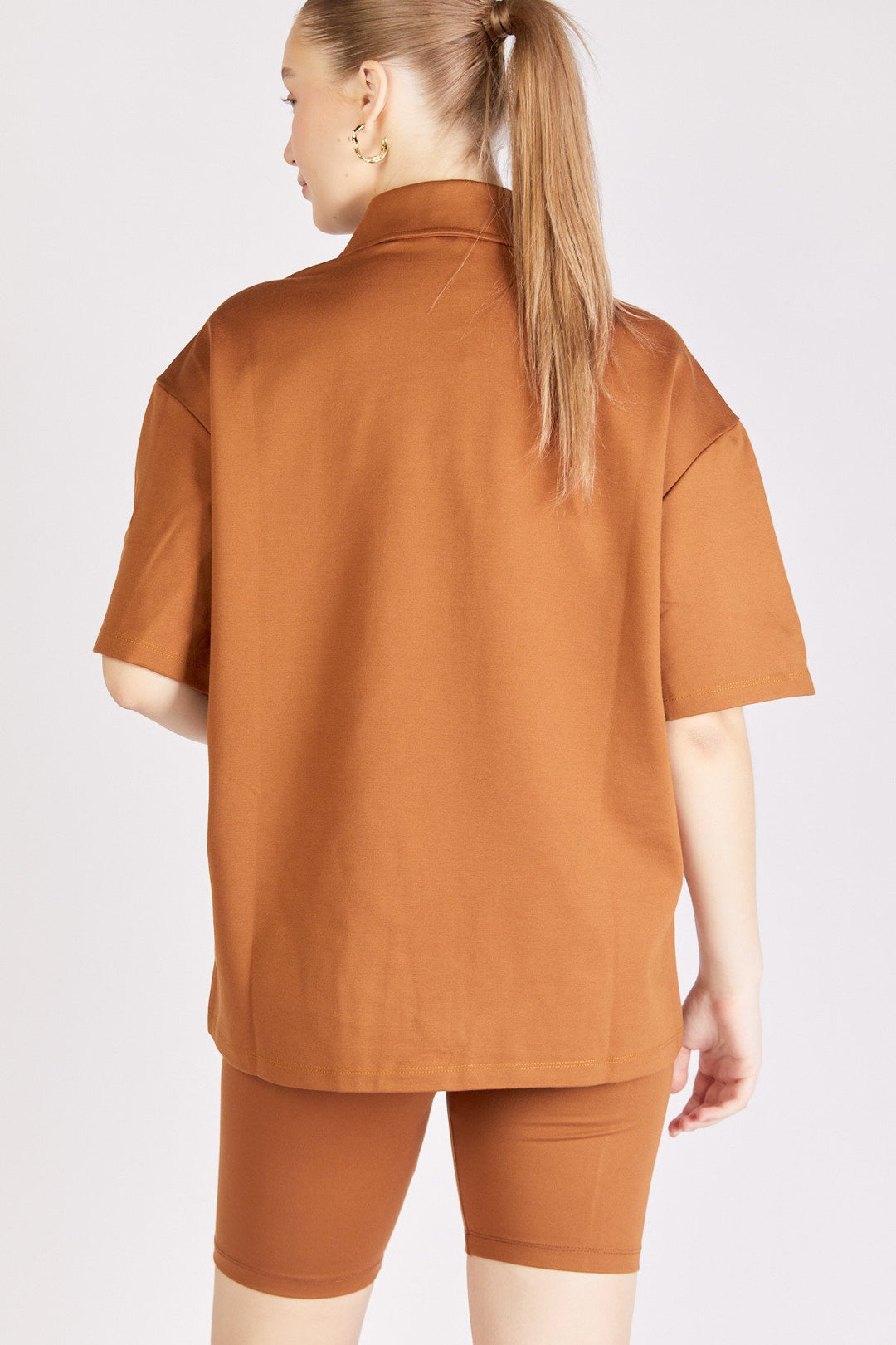 חולצת פולו פייפ קצרה בצבע חום - Razili Studio