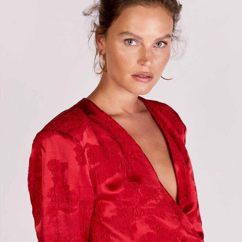 שמלת ערב אדומה או תיק אדום: פריטים בצבעי אהבה במיוחד לוולנטיינז - רזילי אוצרות אופנה