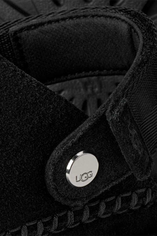 כפכפי פלטפורמה בצבע שחור עם אבזם