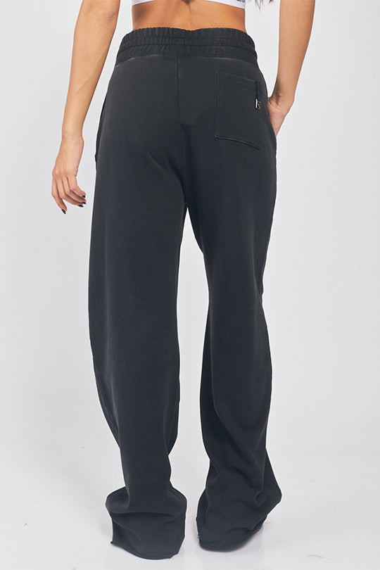 מכנסי טרנינג רחבים בצבע שחור