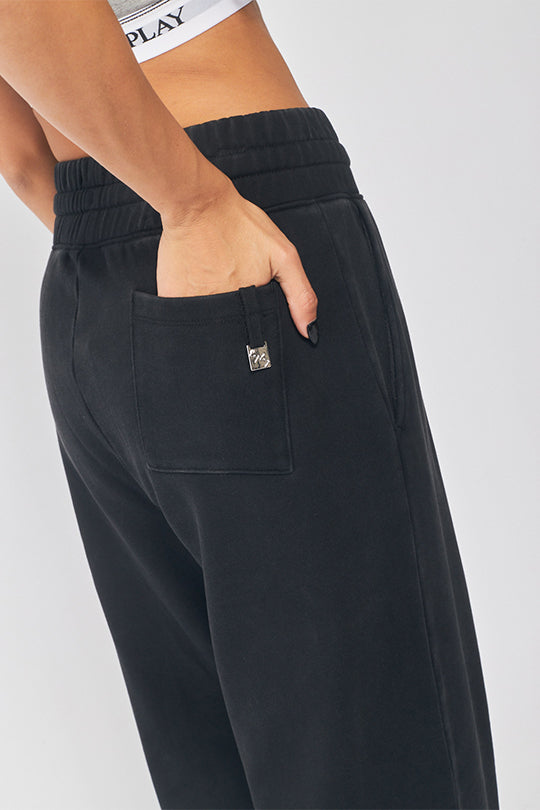 מכנסי טרנינג רחבים בצבע שחור
