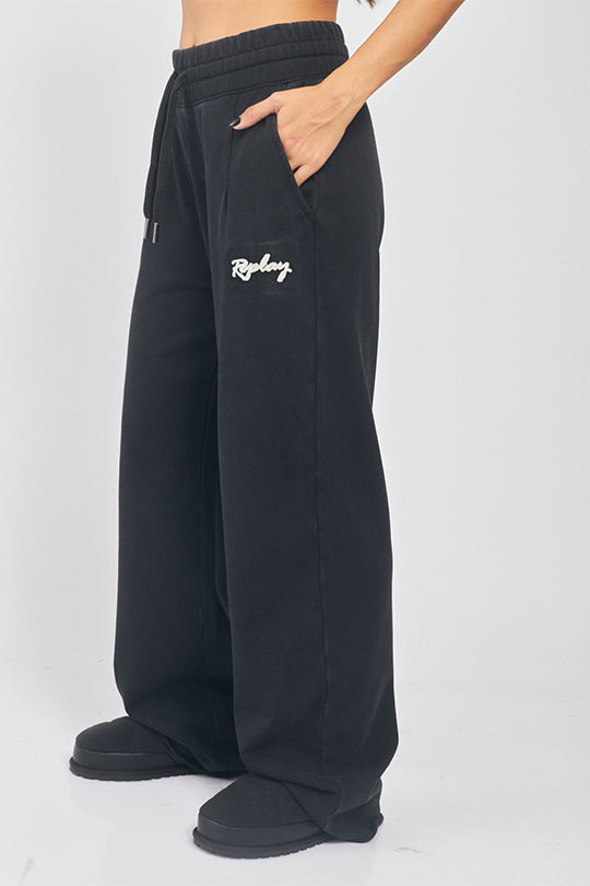 מכנסי טרנינג רחבים בצבע שחור
