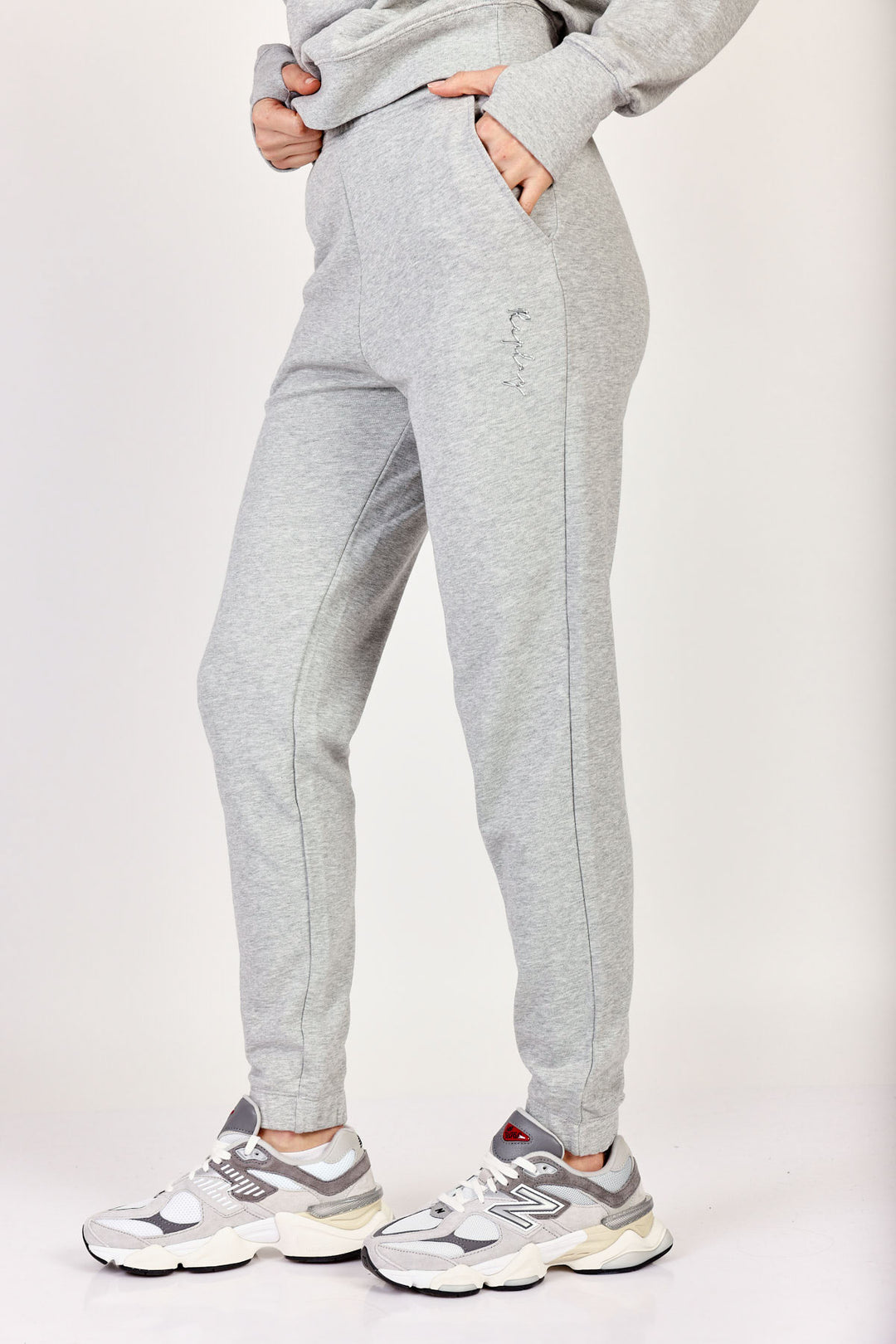 מכנסי טרנינג Signature בצבע אפור