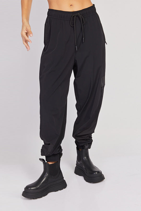 מכנסי ניילון קרגו בצבע שחור