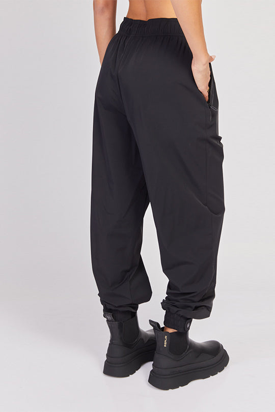 מכנסי ניילון קרגו בצבע שחור