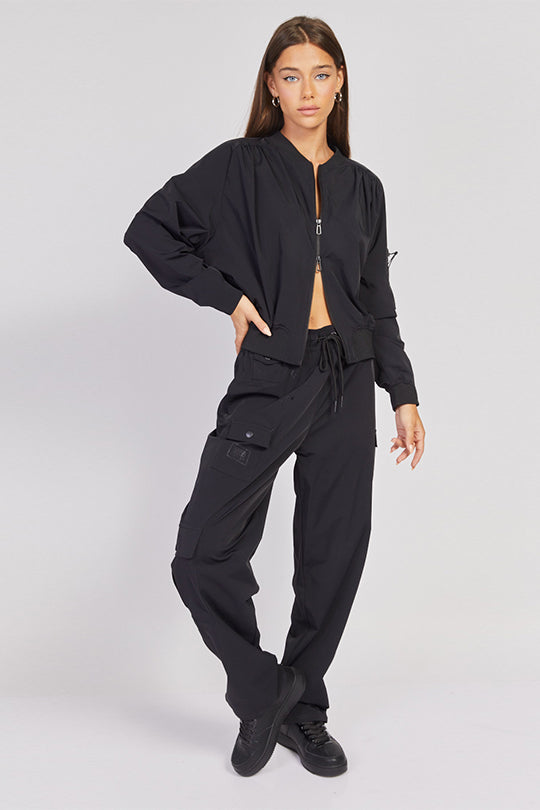 מכנסי ניילון קרגו בצבע שחור