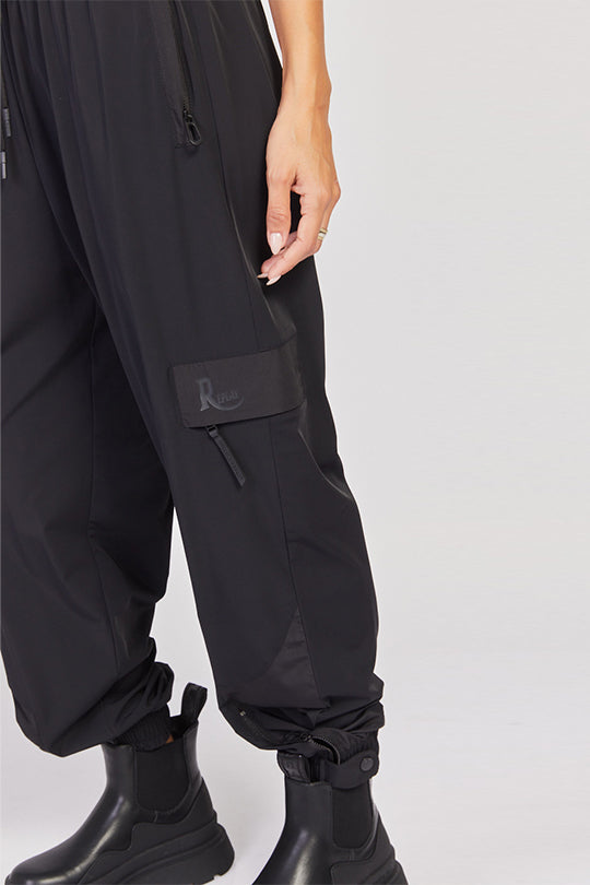 מכנסי ניילון קרגו בצבע שחור