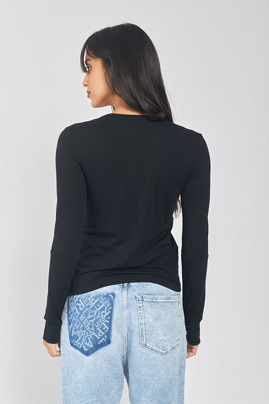 טי שירט ארוכה לוגו רקום בצבע שחור