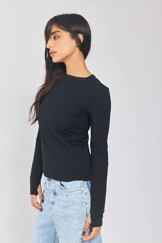 טי שירט ארוכה לוגו רקום בצבע שחור