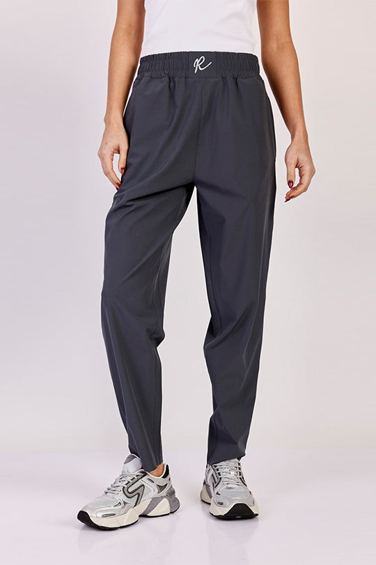 מכנסיים עם כיסים בצבע אפור