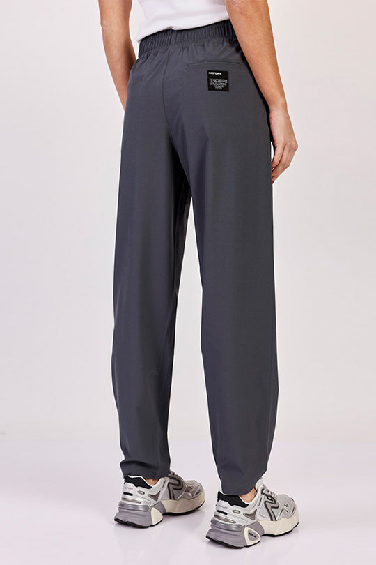 מכנסיים עם כיסים בצבע אפור