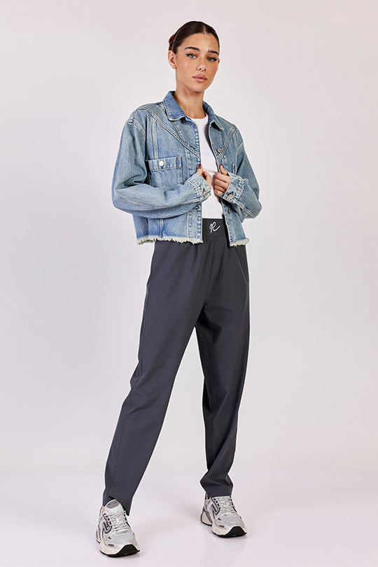 מכנסיים עם כיסים בצבע אפור