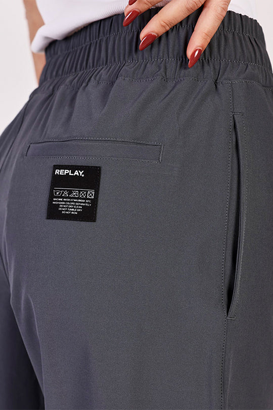 מכנסיים עם כיסים בצבע אפור