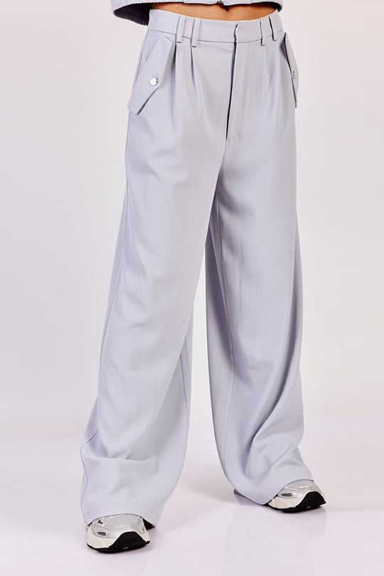 מכנסיים עם כיסים בצבע אפור