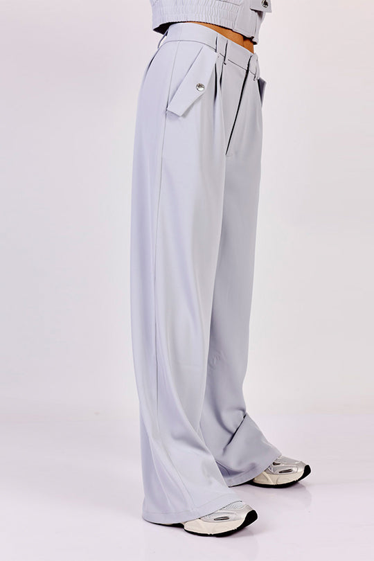 מכנסיים עם כיסים בצבע אפור