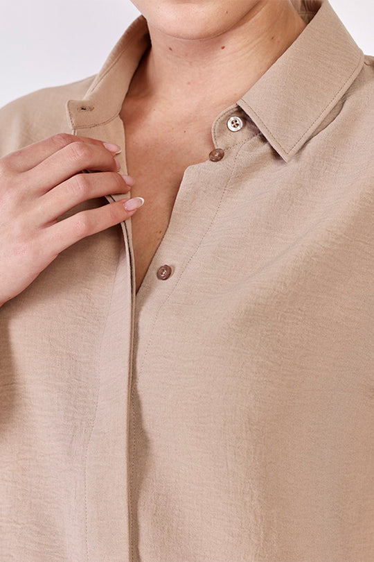 חולצה מכופתרת Wide Crop בצבע בז'