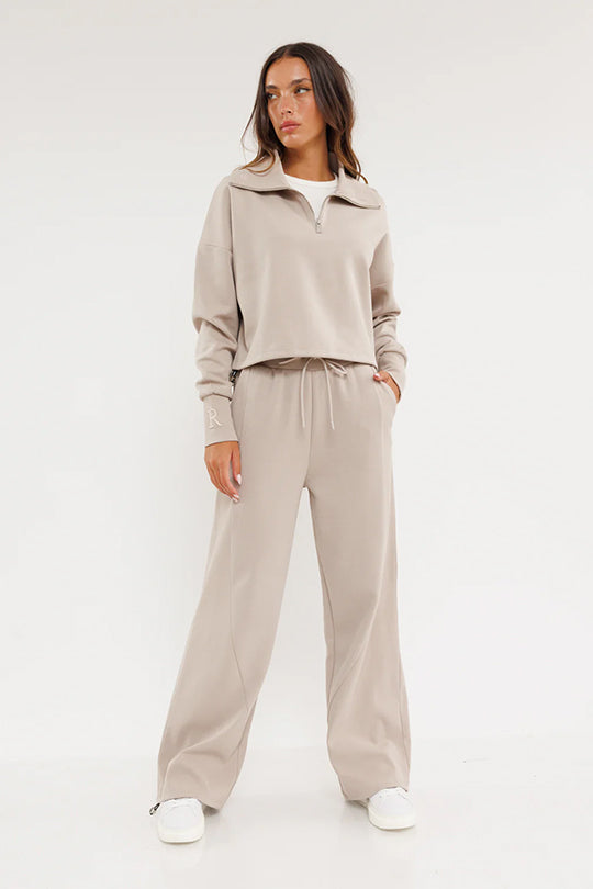 מכנסיים ארוכים לנשים בצבע בז' עם לוגו