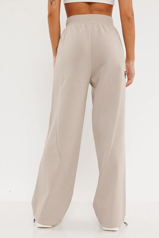 מכנסיים ארוכים לנשים בצבע בז' עם לוגו