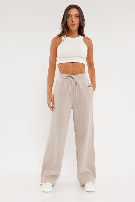 מכנסיים ארוכים לנשים בצבע בז' עם לוגו