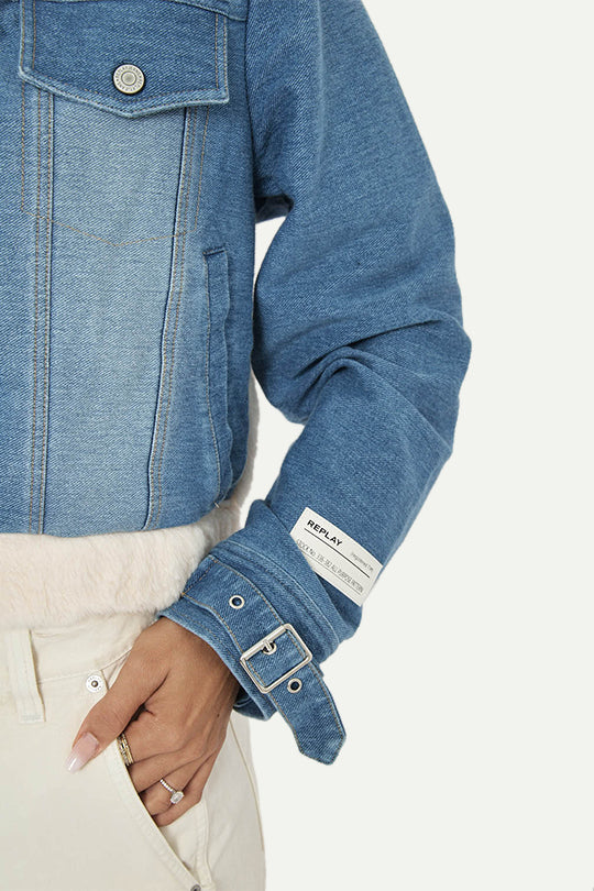 ג'קט גינס קצר עם פרווה בצבע קרם