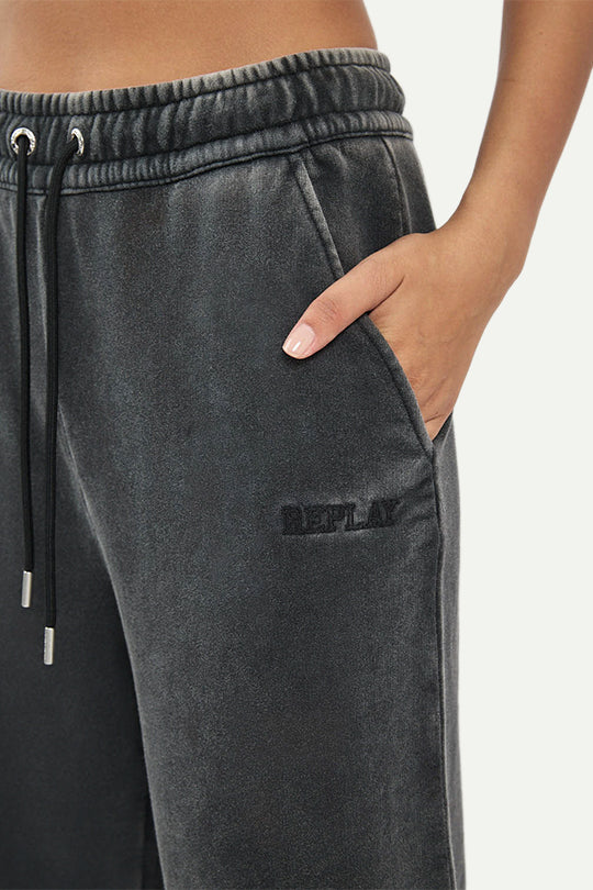 מכנסי טרנינג רחבים בצבע שחור