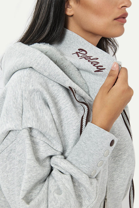 קפוצ’ון עם לוגו רקום בצבע אפור