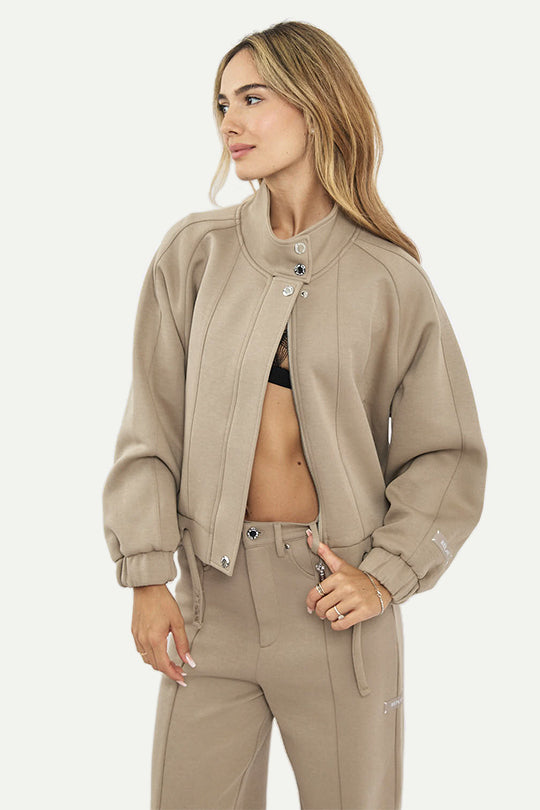 ג׳קט קצר עם רוכסן בצבע בז'