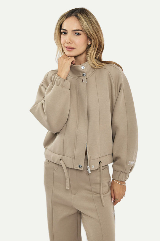 ג׳קט קצר עם רוכסן בצבע בז'