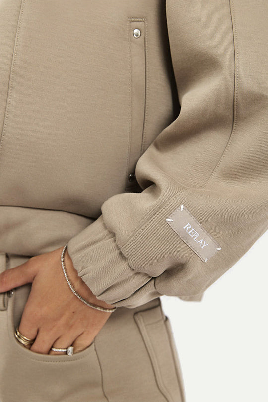 ג׳קט קצר עם רוכסן בצבע בז'