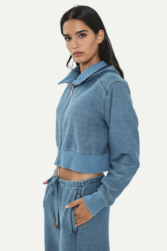 ג׳קט לנשים בצבע כחול בהיר עם רוכסן