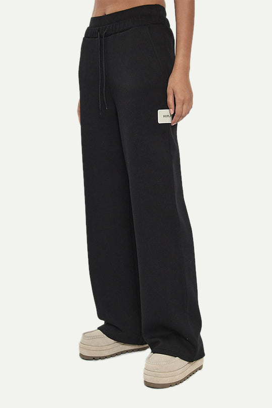 מכנסי טרנינג W INTERLOCK בצבע שחור