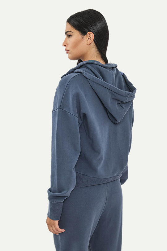 קפוצ'ון עם רוכסן בצבע כחול