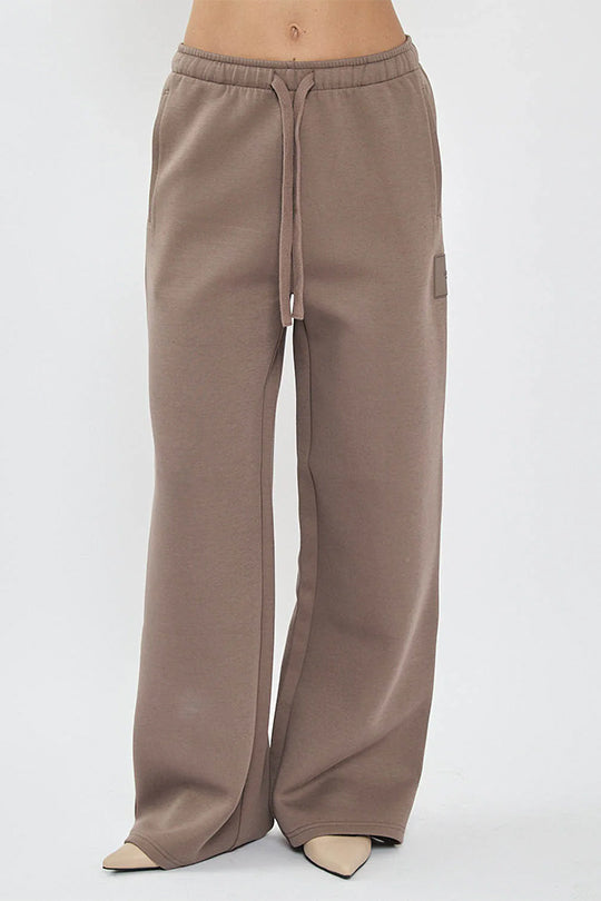 מכנסיים רחבים לנשים בצבע חום עם שרוך קשירה