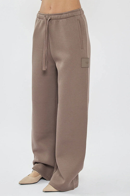 מכנסיים רחבים לנשים בצבע חום עם שרוך קשירה