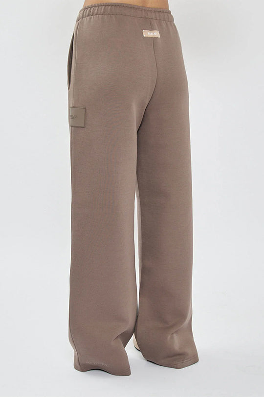 מכנסיים רחבים לנשים בצבע חום עם שרוך קשירה