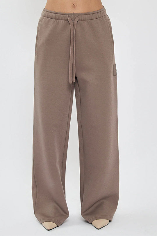 מכנסיים רחבים לנשים בצבע חום עם שרוך קשירה