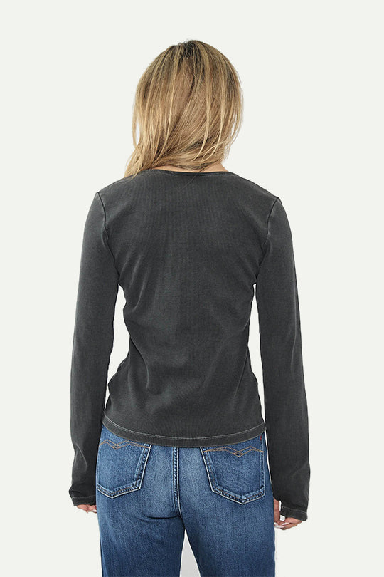 חולצה ארוכה מבד ריב בצבע שחור