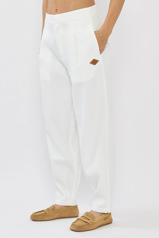 מכנס ארוך לנשים בצבע לבן בגזרה רחבה
