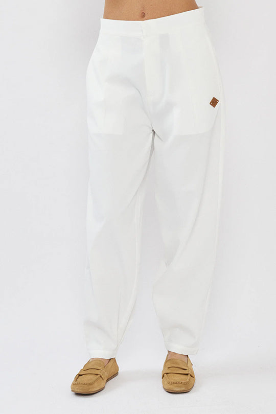 מכנס ארוך לנשים בצבע לבן בגזרה רחבה