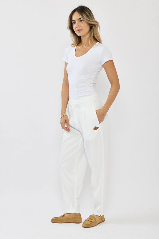 מכנס ארוך לנשים בצבע לבן בגזרה רחבה